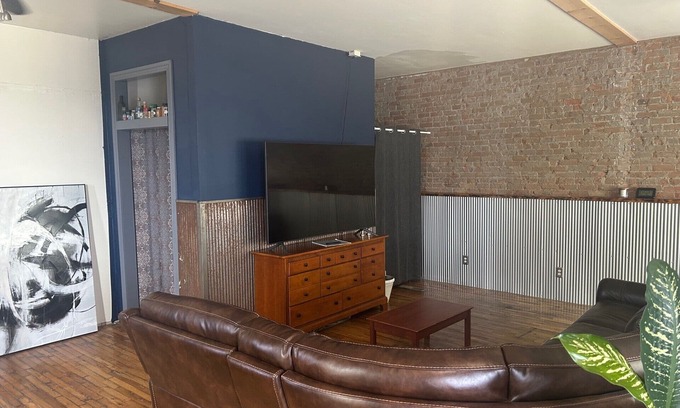 Laurel Apartment | Spacious Downtown Laurel Studio - Pets welcome with Fast Wifi