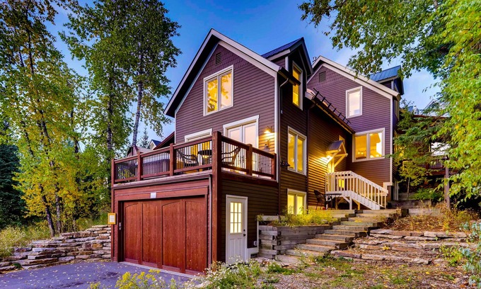 Weisshorn House | Spacious Downtown Home + Mtn Views + Hot Tub + Ski Shuttle - Great Raven Grande