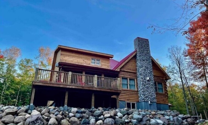 Cobourg Cabin | Spacious Family Cabin, Hot Tub & Pet Friendly!