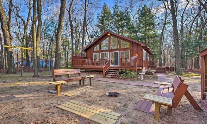Montague Cabin | Spacious Family Escape: Walk to Lake Michigan!