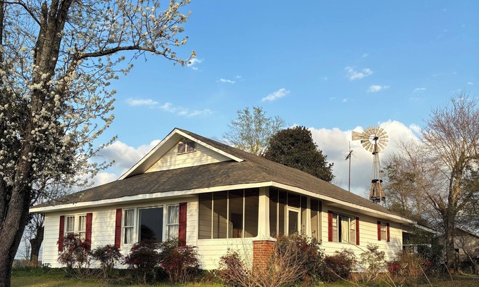 Collins House | Spacious Family Farmhouse