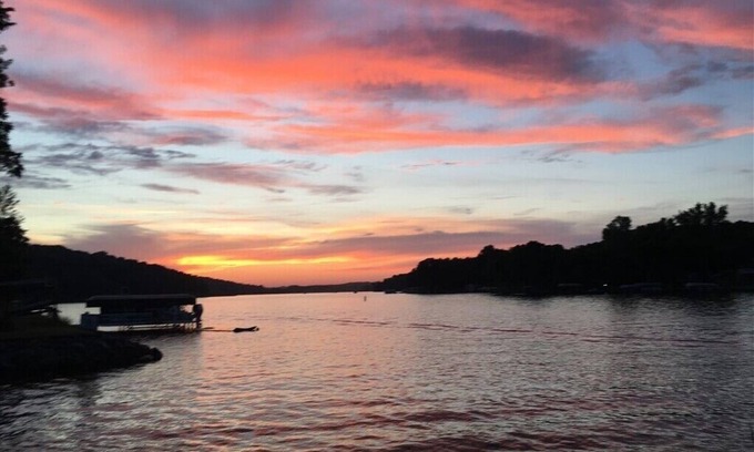 Panora Cabin | Spacious Family Friendly Cabin on the Water with Bunkhouse- Sleeps 12