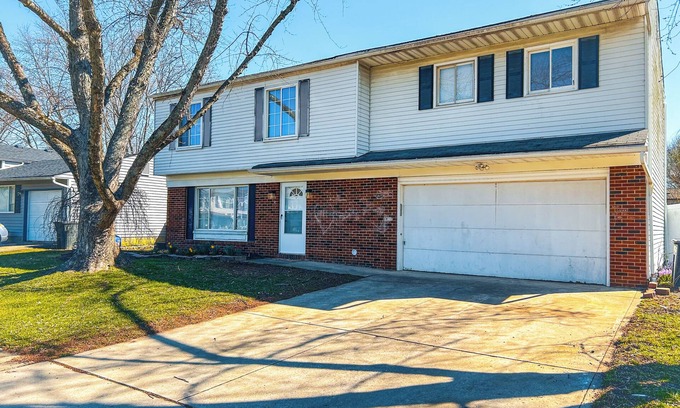 Irwin House | Spacious Family Home - 20 Min To Downtown Columbus. 2 Car Garage & Yard!