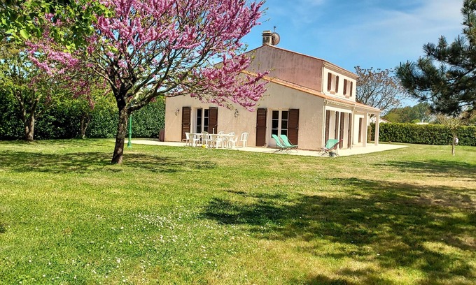 Le Bernard House | Spacious family home by the sea with large garden