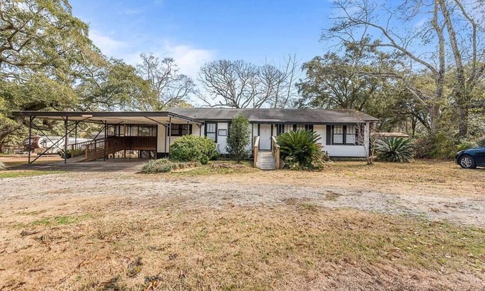Saint Elmo House | Spacious Farmhouse Ranch Near Mobile!