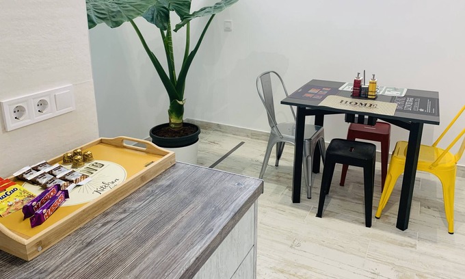 El Pilar Apartment | Spacious flat for 2 persons