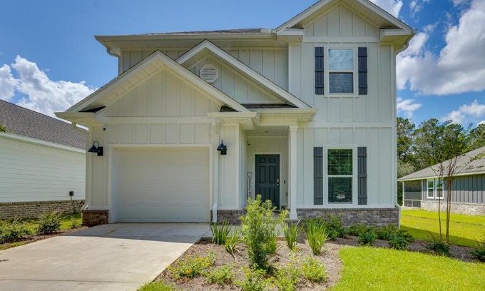 Freeport House | Spacious Freeport Home with Deck and 2 Living Areas!