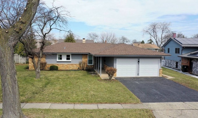Elk Grove Village House | Spacious Freshly Renovated 4Br/2Ba house with AC and WiFi Near O'Hare Airport