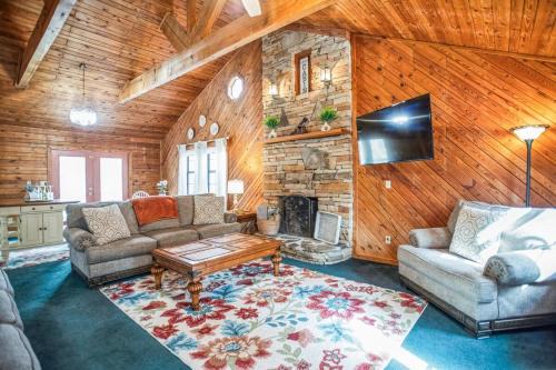 Gatlinburg - Pigeon Forge House | Spacious Gatlinburg Cabin Home Hot Tub King Beds Game Room