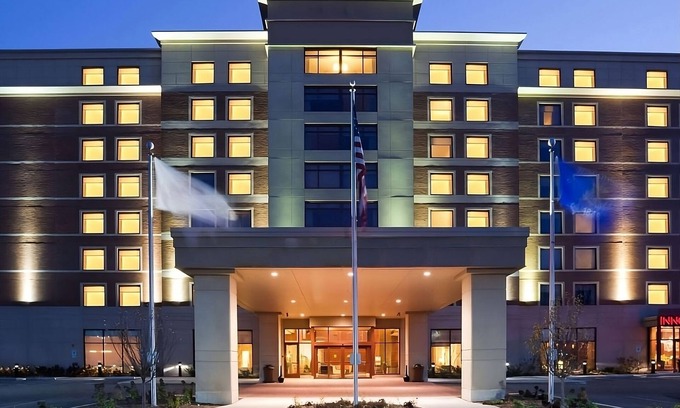 Wauwatosa Hotel | Spacious Good-Value Accommodation! Pool, Free Parking, Pets Allowed