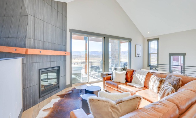 Grand Elk Ranch House | Spacious Granby Townhome: Hot Tub & Mountain Views