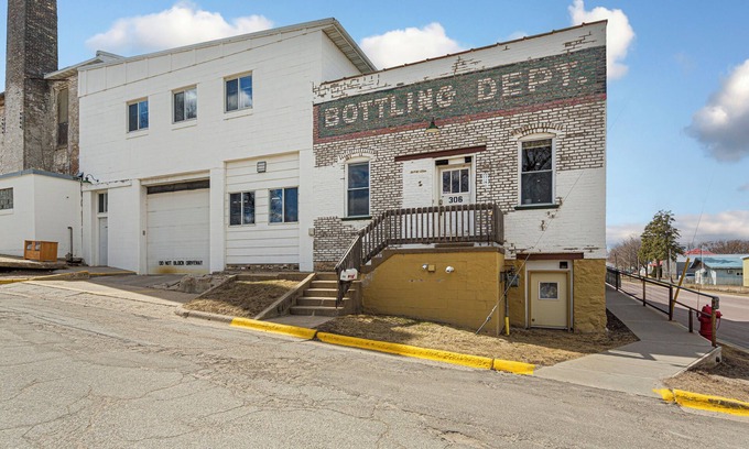 Montgomery Apartment | Spacious Historic Bottling Department Loft with Taproom Perks