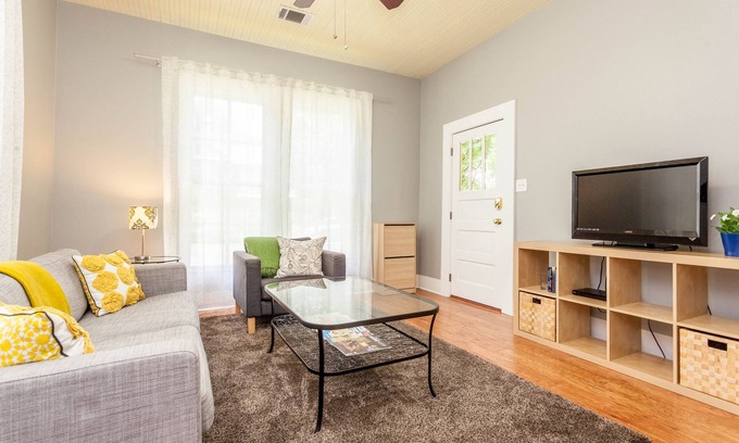 Hyde Park House | Spacious Historic Hyde Park Bungalow w/Office in Central Austin by UT/Downtown