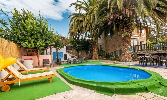 Ames House | Spacious holiday home in Santiago de Compostela with pool