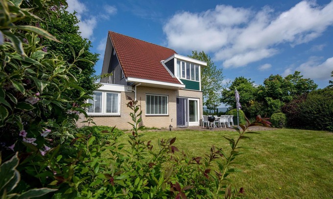 Terherne House | spacious holiday home with private jetty