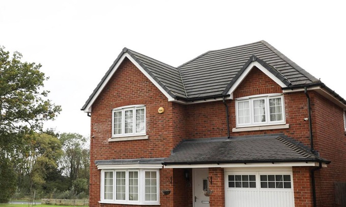 Sindlesham House | Spacious home | 3 Bedrooms + 3 bathrooms dedicated office & parking close to M4n