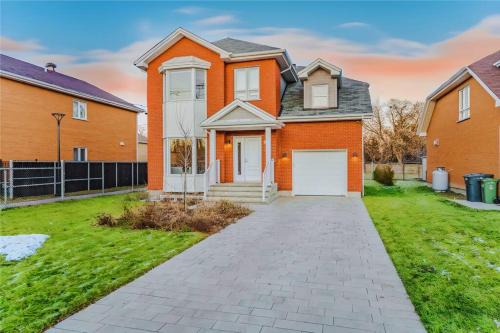 Pointe Claire Villa | Spacious Home! 5 King Beds, 1 Queen, Modern Luxury, Free Parking