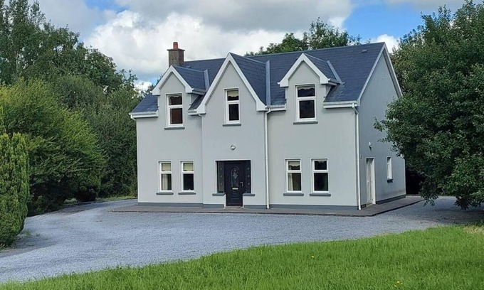Ennis House | Spacious home close to many attractions along the wild atlantic way