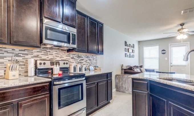 Southside House | Spacious home for a family getaway to San Antonio. Close to everything!