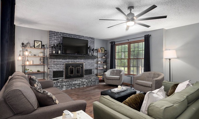 Mount Vernon House | Spacious Home: Scenic 10 acres - game room - fireplace - firepit