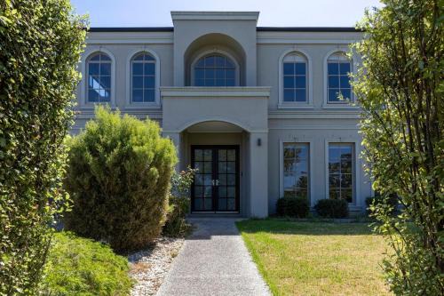 Mount Waverley House | Spacious Home with Ensuites