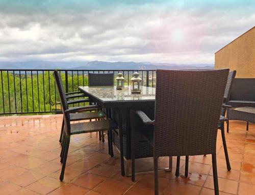 Cretas House | Spacious House in Cretas with Mountain View