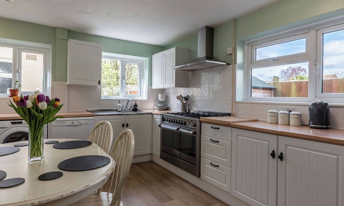 Earls Barton House | Spacious house in the popular Northamptonshire village of Earls Barton.
