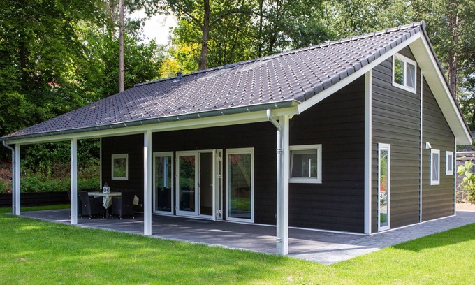 Municipality of Rhenen House | Spacious house with covered terrace, located on a holiday park in Rhenen