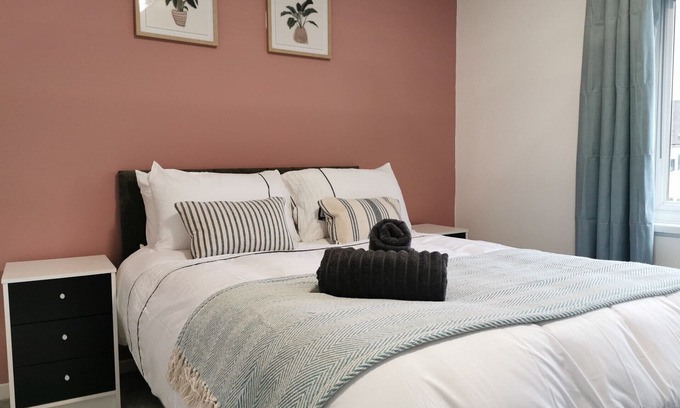 Havant House | Spacious House with Free Parking and Fully Equipped Kitchen