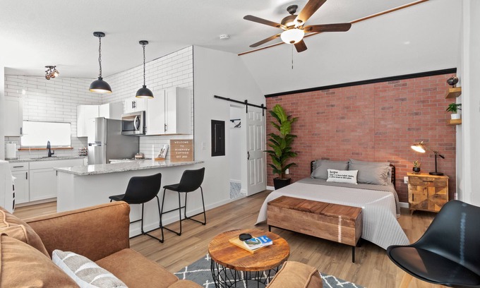 Riverview Apartment | Spacious Industrial Style Guesthouse