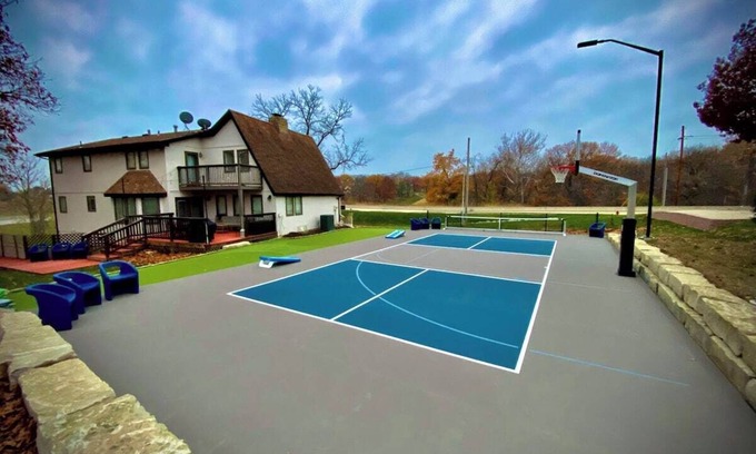 Edwardsville House | Spacious KC Home - Pickleball, Mini Golf, Gym, Luxurious Bathrooms, Swim Spa