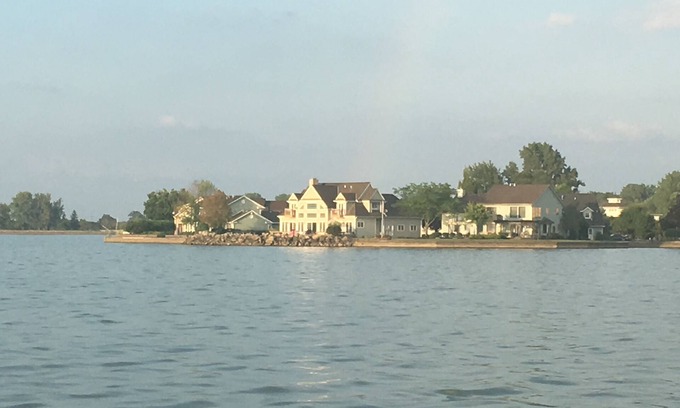 St. Marys House | πππππSpacious Lakeside retreat with once in a lifetime Solar Eclipse views