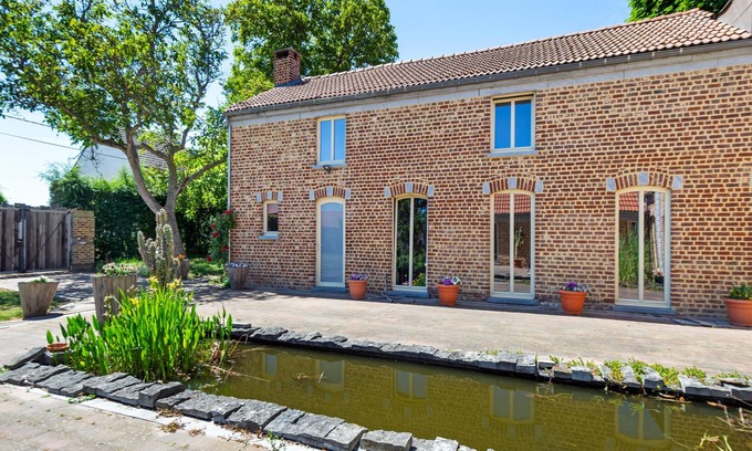 Geetbets House | Spacious linked holiday apartment with terrace