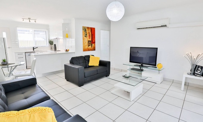 Mildura Central Business District Apartment | Spacious living, family & pet friendly, open courtyard, central loc. Free Wi Fi