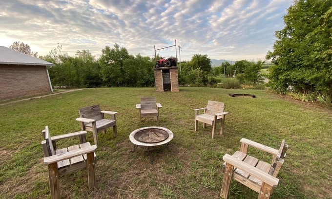 Bates Cabin | Spacious Lodge close to the Belle Starr Multi Use Trail System in the Ouachita’s