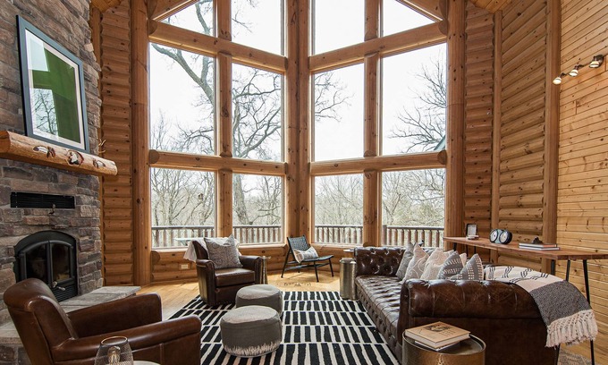 Durango House | Spacious Lodge w Private Suites. Close to Field of Dreams, Galena, & Breweries