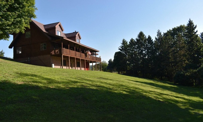 Hastings Cabin | Spacious log cabin overlooking our little town