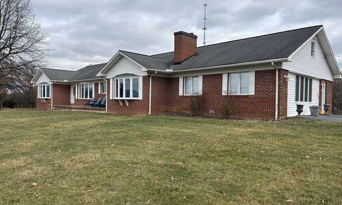Harrisonburg Apartment | Spacious lower level of brick ranch home. Close to city, in quiet location