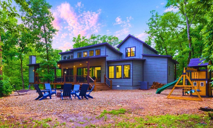 Broken Bow Cabin | Spacious Lux Cabin | Playset, Pool Tbl, Sleeps 16