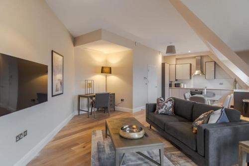 Windsor Apartment | Spacious Luxury Penthouse, 2BR, Private Parking