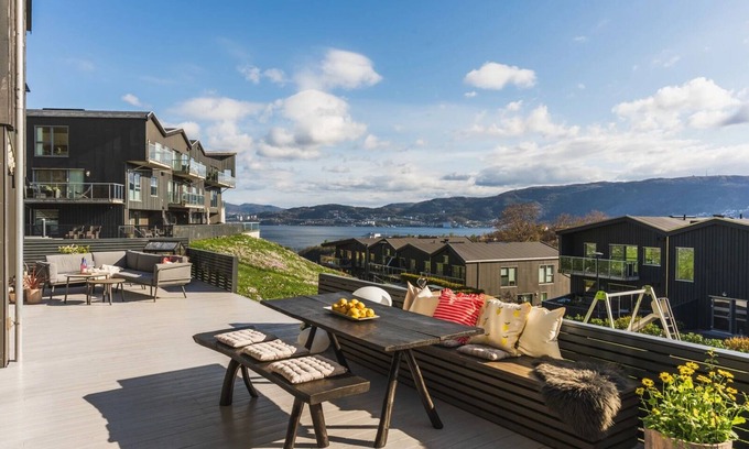 Laksevag Apartment | Spacious Luxury, Terrace + Parking