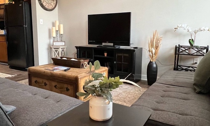 First Ward House | Spacious Luxury Townhouse in the Heart of Uptown