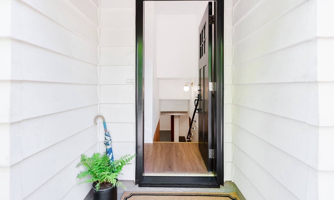 Woodstock Apartment | Spacious Mid-Century Apartment in Woodstock