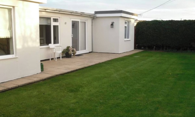 St Mary's Bay House | Spacious & modern bungalow by the sea - New Romney, Hythe & Dymchurch