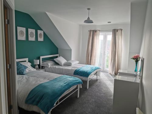 Wakefield Apartment | Spacious & modern 3 Bed Apartment + parking & central location