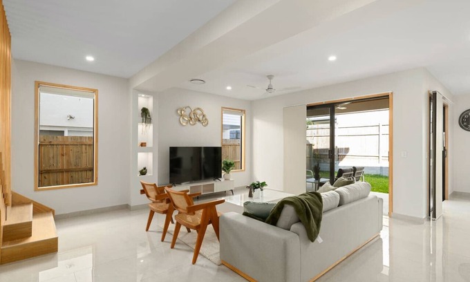 Pallara House | Spacious Modern 6BR Family Home in Pallara QLD