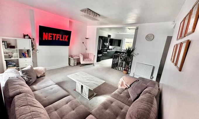 Rochdale Apartment | Spacious Modern Duplex Apartment