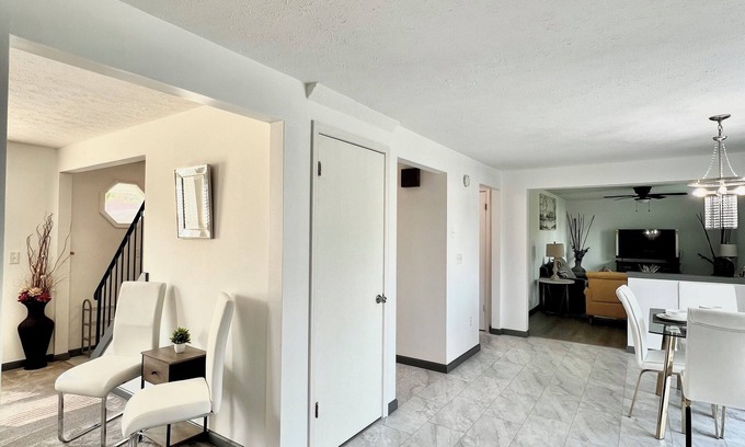 Rochester House | Spacious Modern Family Home - Prime Location