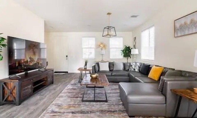 Fontana House | Spacious Modern Home near Sierra Lakes Golf Course