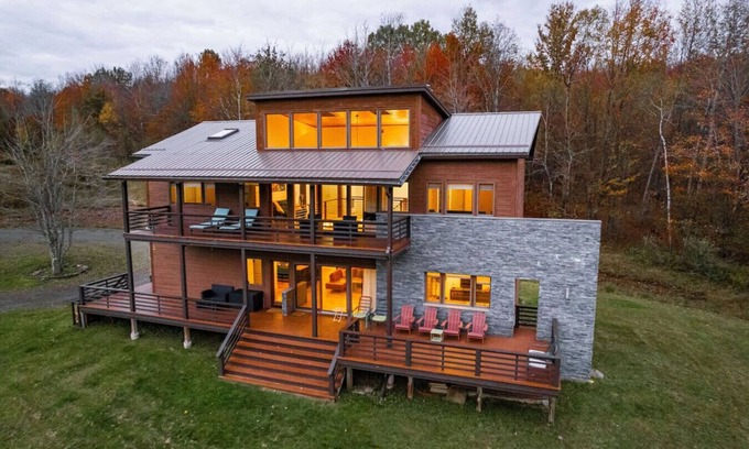 New Kingston House | Spacious Modern Retreat | Sleek Style with Stunning View
